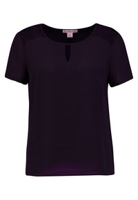 Blouse violette à manches courtes avec un col rond, un détail œillet, et des accents en dentelle sur les épaules. Texture de tissu lisse.