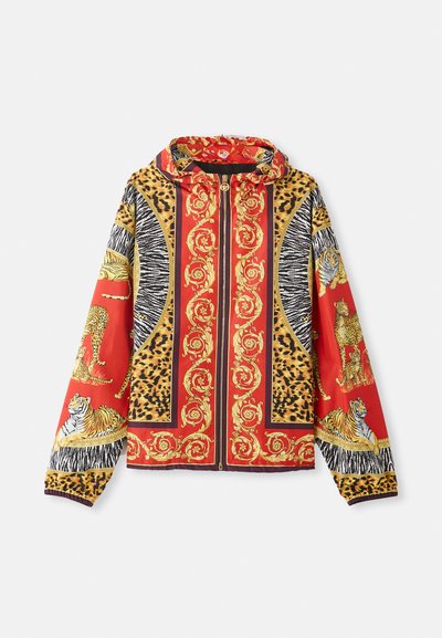 Huvan zip-jacka med röda, guld, leopard- och zebra-mönster samt illustrerade tigrar och leoparder på ärmarna och frampanelerna.