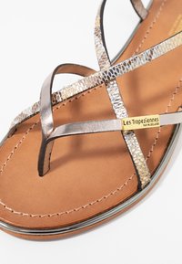 Les Tropeziennes par M Belarbi MONACO - Sandale cu baretă între degete - beige/bronze