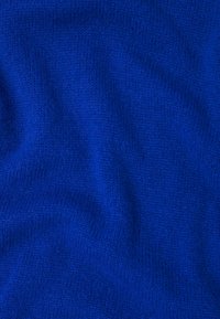 Blauwe gebreide stof met een gladde textuur en een consistente, levendige kleur. De weving is strak met een zachte afwerking en een lichte glans.