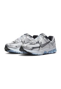 Nike Sportswear ZOOM VOMERO 5 NEWS - Tenisky - white/mtlc silver-pure platinum-blue tint-platinum tint-black