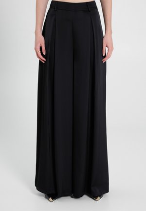 Schwarze weite Hosen mit Falten, aus glattem Stoff, mit einem taillierten Bund und dezenten Seitentaschen.