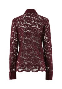 Burgunderfarbene Spitzenbluse mit Blumenmuster, Kragen, langen Ärmeln und gewelltem Saum, die mit einem komplexen Spitzenmuster und durchsichtigem Stoff überzeugt.