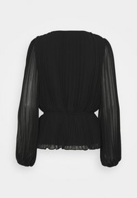 Blusa nera plissettata con maniche lunghe trasparenti, vita aderente e una texture soffice, che mostra un design fluido e morbido con un retro arrotondato.