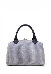 Gestreepte textiel handtas in crème en marineblauw, met leren handvatten en details. Heeft een afgeronde vorm en vergulde hardware accenten.