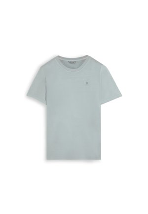 Camiseta de manga corta de cuello redondo en gris claro con un pequeño y sutil logo bordado en el lado izquierdo del pecho.