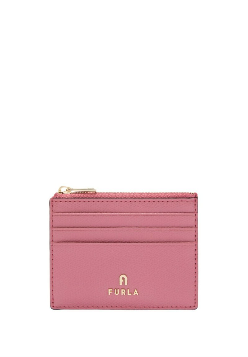Karta Furla v měkké růžové kůži má zip na horní straně a několik přihrádek na karty. Na přední straně je zlaté logo. Hladká textura.
