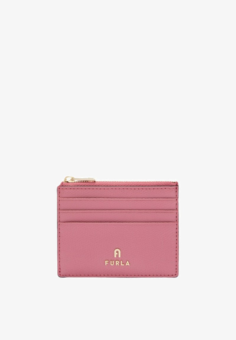 Porta carte Furla in morbida pelle rosa cipria con chiusura superiore con zip e molteplici scomparti per carte. Dettaglio logo dorato sul davanti. Texture liscia.