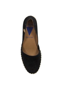 Espadrilles de ante negro con puntera redonda, costura de espadrille en la base y plantilla de cuero con información de la marca.