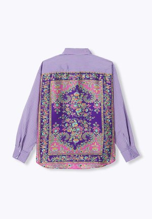 Chemise à manches longues boutonnée avec des rayures violettes et blanches et un grand motif floral paisley rose et violet sur le panneau arrière.