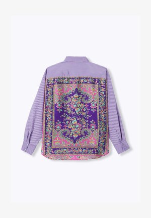 Chemise à manches longues boutonnée avec des rayures violettes et blanches et un grand motif floral paisley rose et violet sur le panneau arrière.