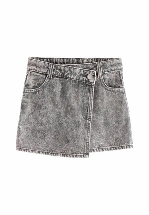 Mini-jupe en denim gris avec poches avant et fermeture asymétrique par boutons à la taille sur fond blanc.