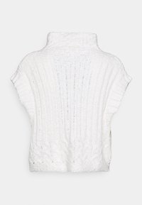 Bílý pletený pulovr s vysokým límcem, krátkými rukávy a žebrovanou texturou. Vzorek copánkového pletení na lemu přidává detailní akcent.