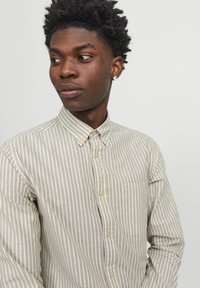Jack & Jones PREMIUM JPRBLUBROOK OXFORD  NOOS - Vapaa-ajan kauluspaita - dried herb