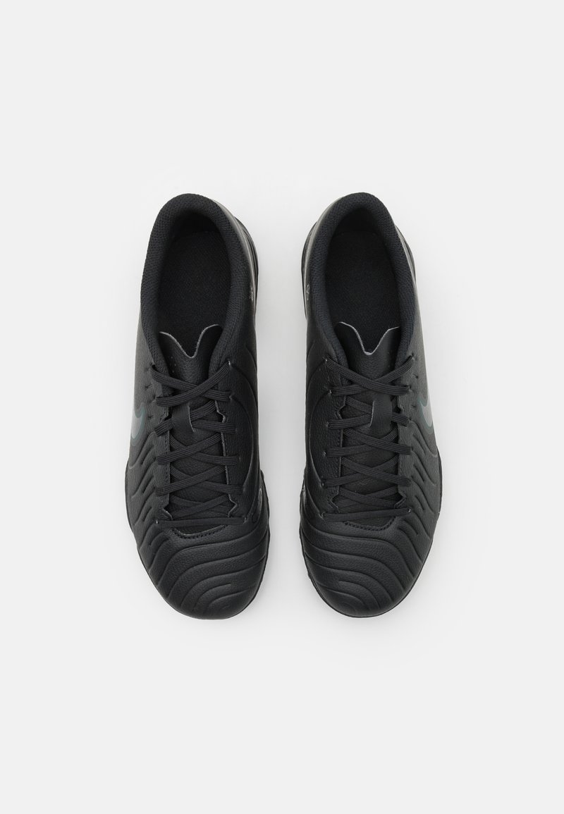 Schwarze Sportschuhe mit strukturiertem Synthetik-Obermaterial, tonalen Schnürsenkeln, gepolstertem Schaft und flacher Gummisohle, mit einem kleinen grauen Logo nahe den Schnürsenkeln.