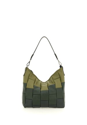 Borsa rettangolare con pannelli in pelle intrecciata in due tonalità di verde e una singola tracolla nera con fibbie in metallo.