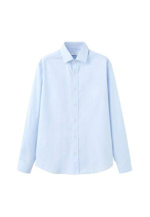 Lyseblå langærmet skjorte lavet af et glat stof, med spids krave og knaplukning med hvide knapper langs forsiden.