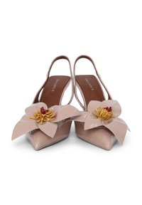 Tacchi slingback in vernice rosa con decorazioni floreali e punta quadrata. Il fiore presenta petali gialli e accenti rossi.