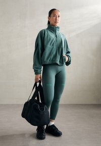 Nike Performance ONE  - Suéter de forro polar - vintage green/white