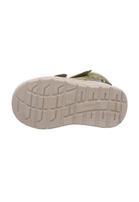 Zelená obuv s texturovanou béžovou gumovou podrážkou. Má zesílenou špičku a praktické šněrování. Podrážka má dezén pro lepší přilnavost.