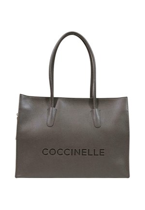 Borsa tote in pelle marrone scuro con due manici e il nome del marchio Coccinelle impresso sul davanti.