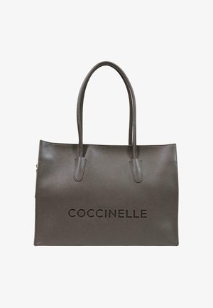 Mørkebrun læder-tote taske med to håndtag og mærkenavnet Coccinelle præget foran.