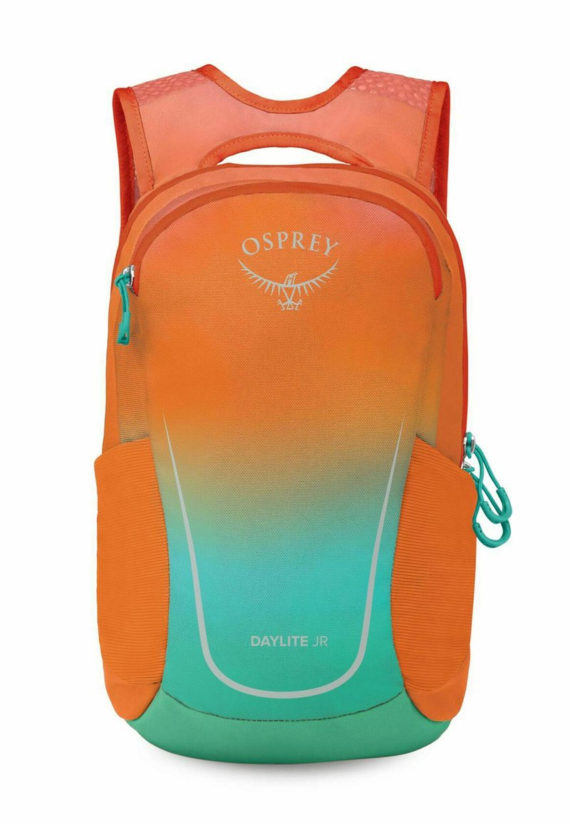 Osprey Daylite JR rugzak met een oranje en teal verloop, duurzame stof, gedurfde logo en meerdere buitenzakken voor opslag.