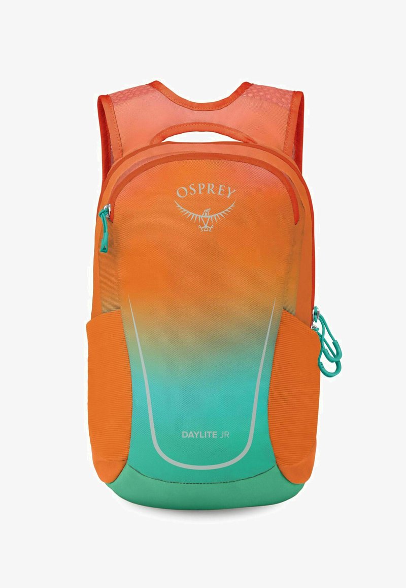 Mochila Osprey Daylite JR con un degradado en naranja y teal, fabricada con tela duradera, con un logotipo audaz y múltiples bolsillos exteriores para almacenamiento.