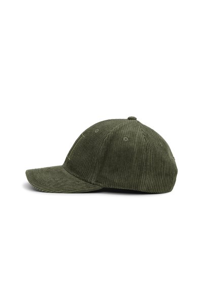 Casquette de baseball en velours côtelé vert olive avec des trous de ventilation cousus et une visière courbe montrée de profil gauche sur fond blanc.