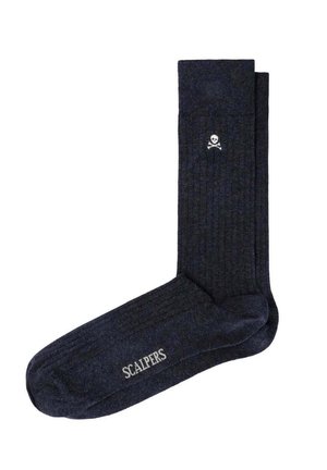 Calcetines de canalé azul marino oscuro con una pequeña calavera y tibias cruzadas blancas cerca de la parte superior y el texto "SCALPERS" en el pie.