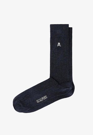 Calcetines de canalé azul marino oscuro con una pequeña calavera y tibias cruzadas blancas cerca de la parte superior y el texto "SCALPERS" en el pie.