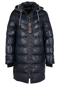 Piumino blu navy in pelle lucida con cappuccio, dotato di chiusura frontale con zip, polsini elastici e una targhetta attaccata al colletto.