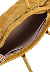 Borsa gialla in suede con una fodera interna liscia. Presenta una chiusura con zip e tasche interne. Spallacci integrati nel design.