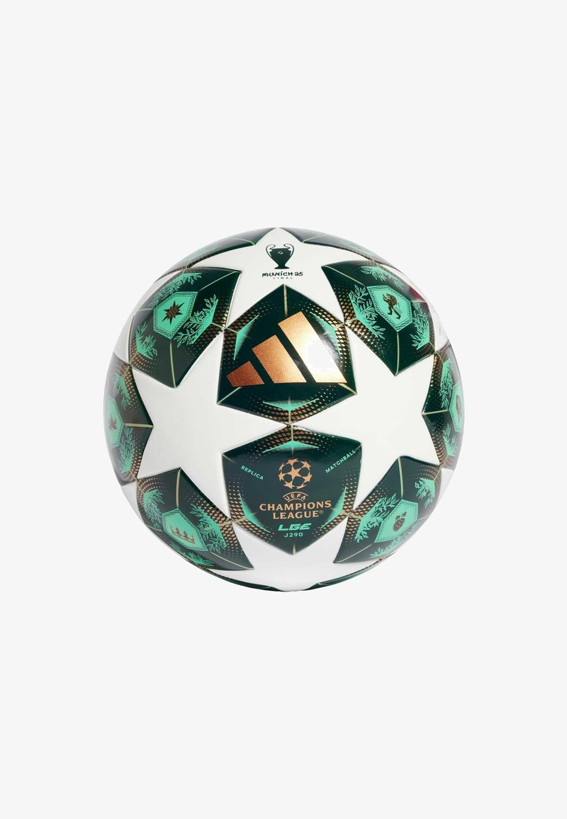 Pallone da calcio bianco con accenti verdi, caratterizzato da pannelli a forma di stella, dettagli neri e dorati, e branding della UEFA Champions League.