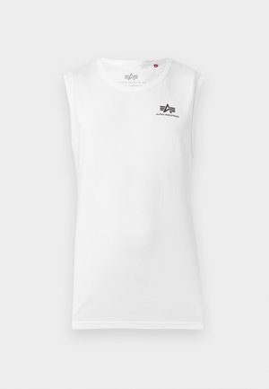 Balta bezroku krekls ar apaļu kakla izgriezumu, neliels melns Alpha Industries logotips kreisās krūšu augšējā daļā, kā arī drukāta zīmola nosaukuma etiķete apkakles iekšpusē.