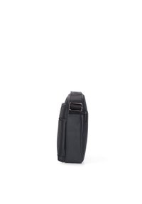 Borsa a messenger grigia scura realizzata in materiale testurizzato. Presenta una tasca con zip e una tracolla regolabile con fibbia metallica. Forma compatta.