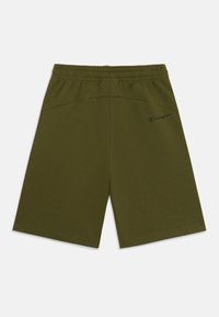 Shorts de sport verts olive en tissu doux, dotés d'une taille élastique et du logo Champion brodé en bleu foncé sur le côté gauche.
