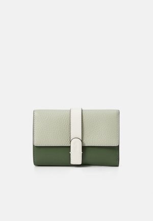 Portafoglio in pelle verde e grigio chiaro con finitura testurizzata, chiusura a fibbia arrotondata e dettagli lisci. Forma rettangolare con colori a contrasto.