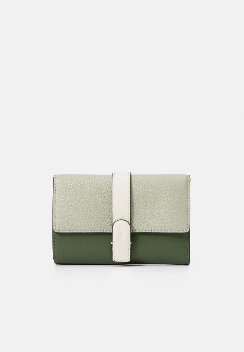 Portefeuille en cuir vert et gris clair avec une finition texturée, fermeture à boucle ronde et accents lisses. Forme rectangulaire avec des couleurs contrastées.