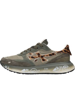 Olivgrüner Sneaker mit Leopardenmuster-Akzenten, Veloursleder- und Nylonobermaterial, schwarzer Gummisohle und weißem Schriftzug auf der Zwischensohle.