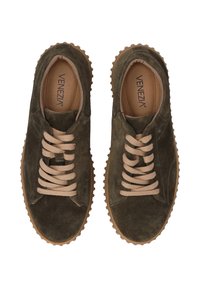Grüne Wildledersneaker mit beigen Schnürsenkeln, runder Zehenpartie und einer strukturierten braunen Gummisohle. Die Innensohle trägt den Markennamen "VENEZA."