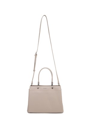 Beige leren handtas met twee korte handvatten en een lange verstelbare schouderriem, rechthoekige vorm, minimale metalen accenten.