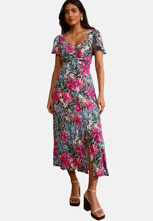 Floral Kleid in Maxilänge mit kurzen Ärmeln, präsentiert sich in rosa und blauen tropischen Mustern, hat einen ausgeschnittenen Ausschnitt und einen Seitenschlitz für Bewegungsfreiheit.