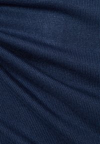 Marineblauer Strickstoff mit vertikaler Rippung, der ein weiches, dehnbares Material zeigt, das glatt und gleichmäßig wirkt.