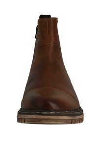 Bota de cuero marrón hasta el tobillo con punta redonda, textura suave, detalles de cremallera lateral y suela de goma en contraste.