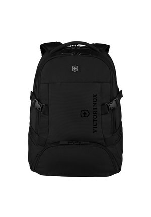 Schwarzer Rucksack aus strapazierfähigem Stoff mit doppeltem Reißverschluss, Seitentaschen, verstellbaren Trägern und geprägtem Logo auf der Vorderseite.