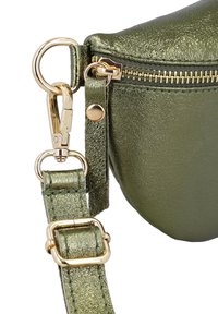 Coin de sac en cuir texturé vert avec fermeture éclair dorée, fermoir doré, sangle ajustable et détails de quincaillerie métallique sur fond blanc.