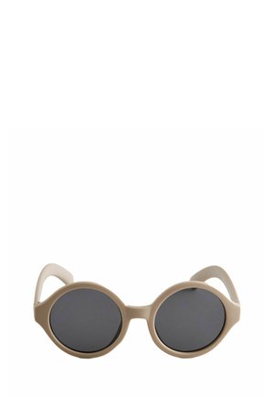 Kerek napszemüveg bézs vastag kerettel és sötétített lencsével, fehér háttéren.