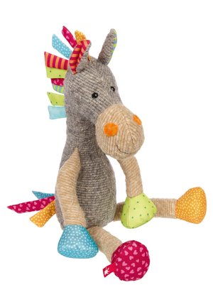 Giocattolo di peluche morbido grigio, con un corpo testurizzato e accenti colorati e decorati su orecchie, criniera e zampe. Presenta un naso arancione e occhi espressivi.