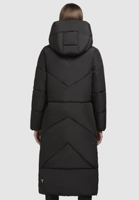 Doudoune noire avec un design en forme géométrique, dotée d'une capuche et de manches longues, fabriquée à partir d'un matériau lisse et isolant.